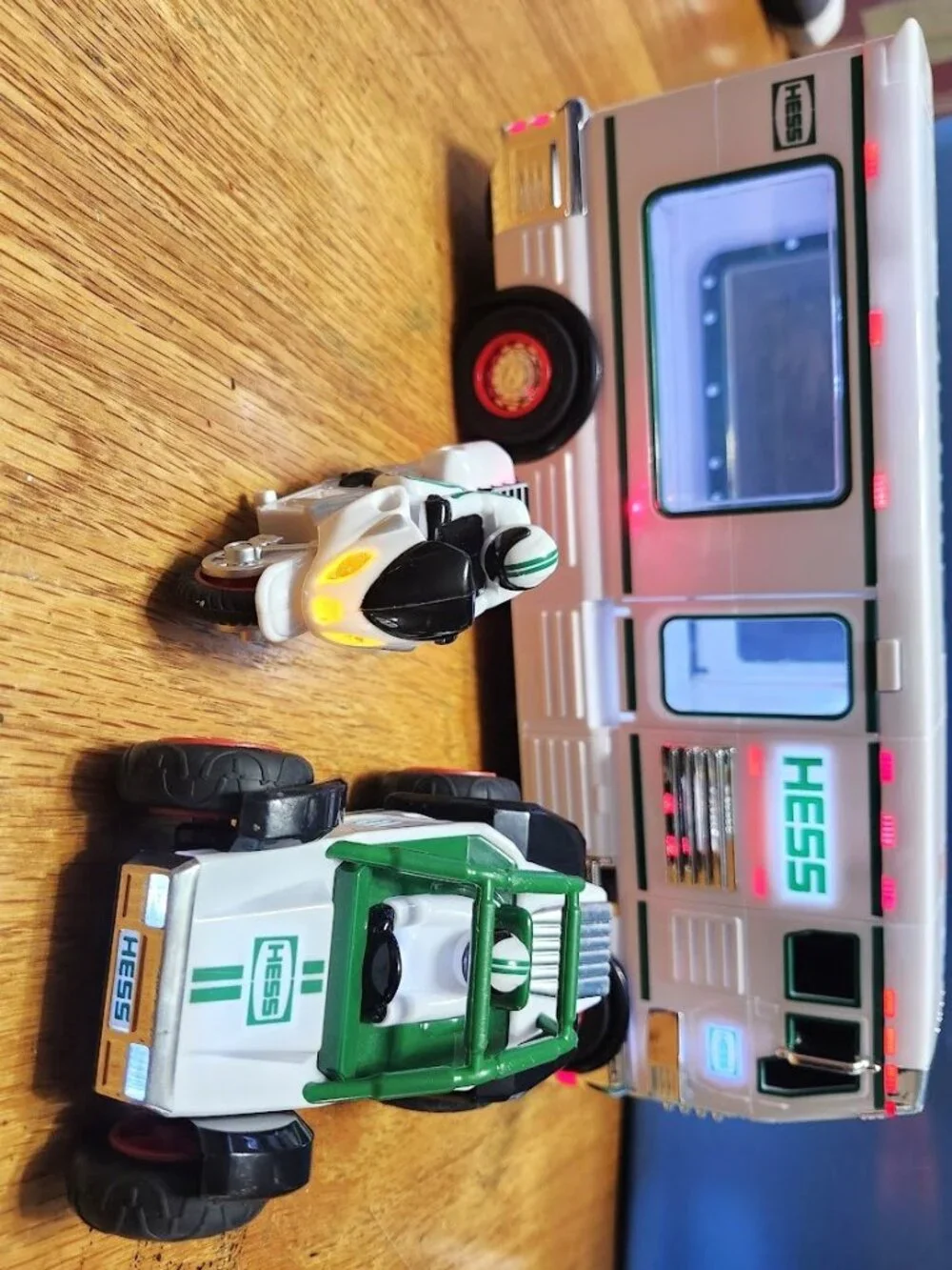 Hess 2018 RV with ATV & Motorbike Motorcycle race car lights sirens Collectible